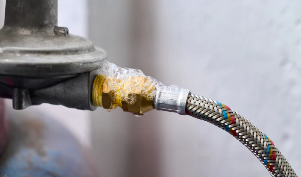 leak detector bubbling in tube 02