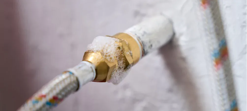 leak detector bubbling in tube